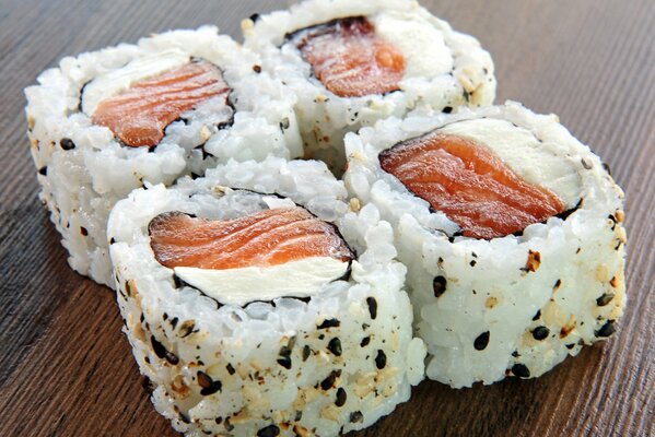 Cocina japonesa, rollos, sushi pescado, arroz sésamo queso