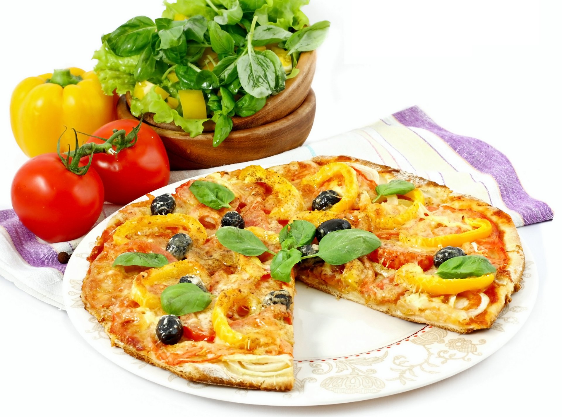 pizza cocina italiana tomates cebolla verduras pimientos oliva carne plato tomate pimiento aceitunas aceitunas queso toalla