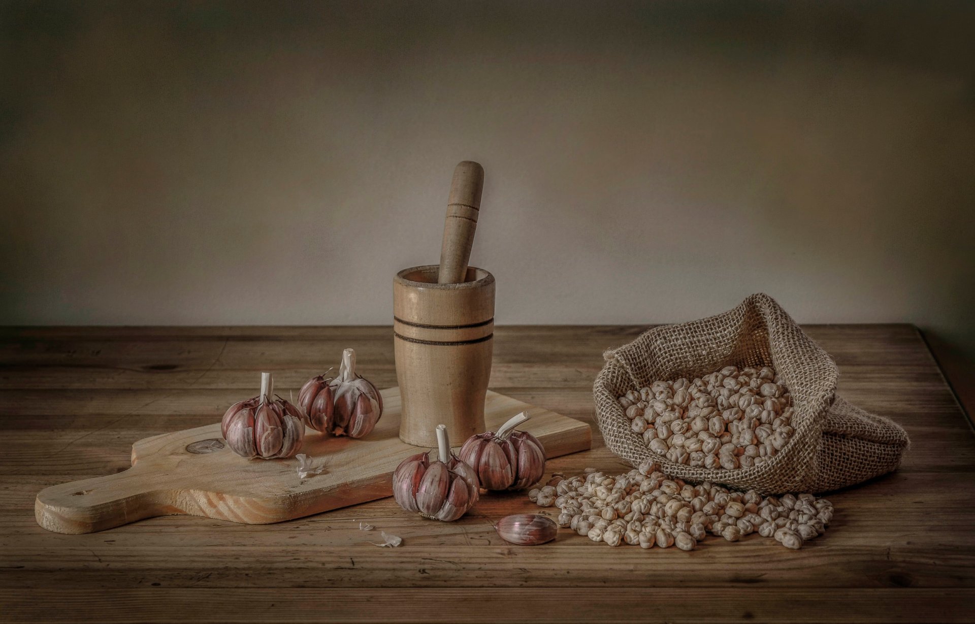 ajo garbanzos guisantes tabla maja mortero naturaleza muerta