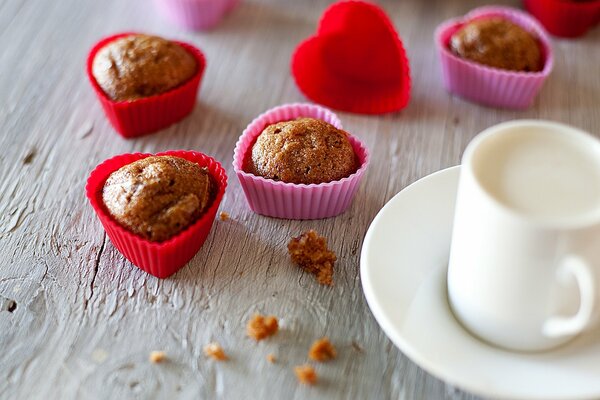Los muffins de chocolate más tiernos con una taza de café