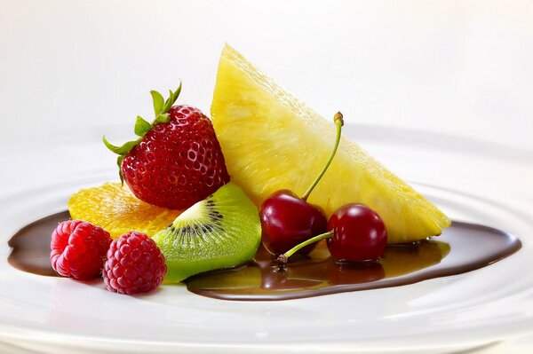 En un plato de fruta dulce y chocolate