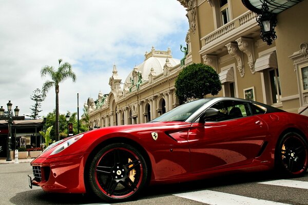 Ferarri rojo en el fondo de la ciudad