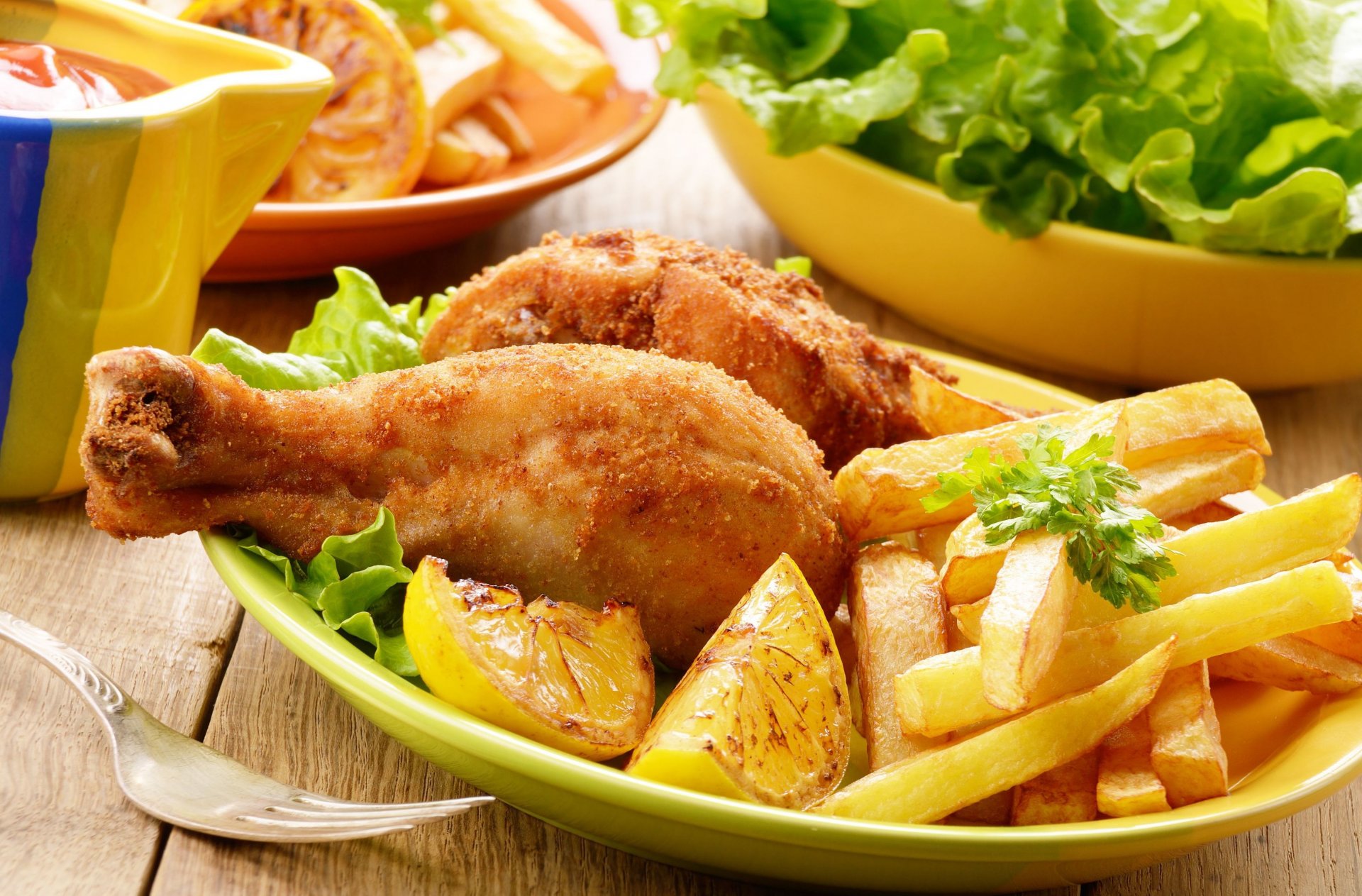 comida pollo pierna de pollo patata patata hojas de lechuga limón tenedor fondo de pantalla pantalla ancha pantalla completa pantalla ancha fondo pantalla ancha