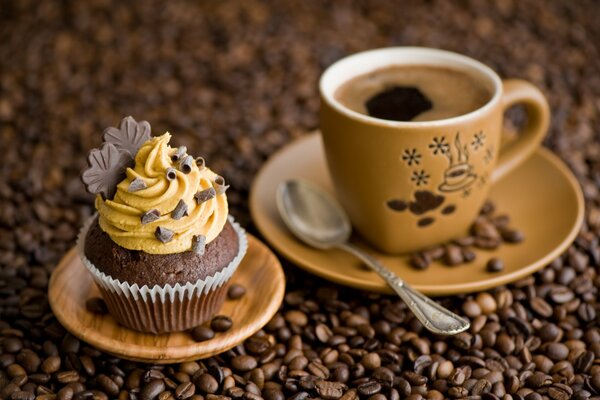 Café y pastel en un plato servir