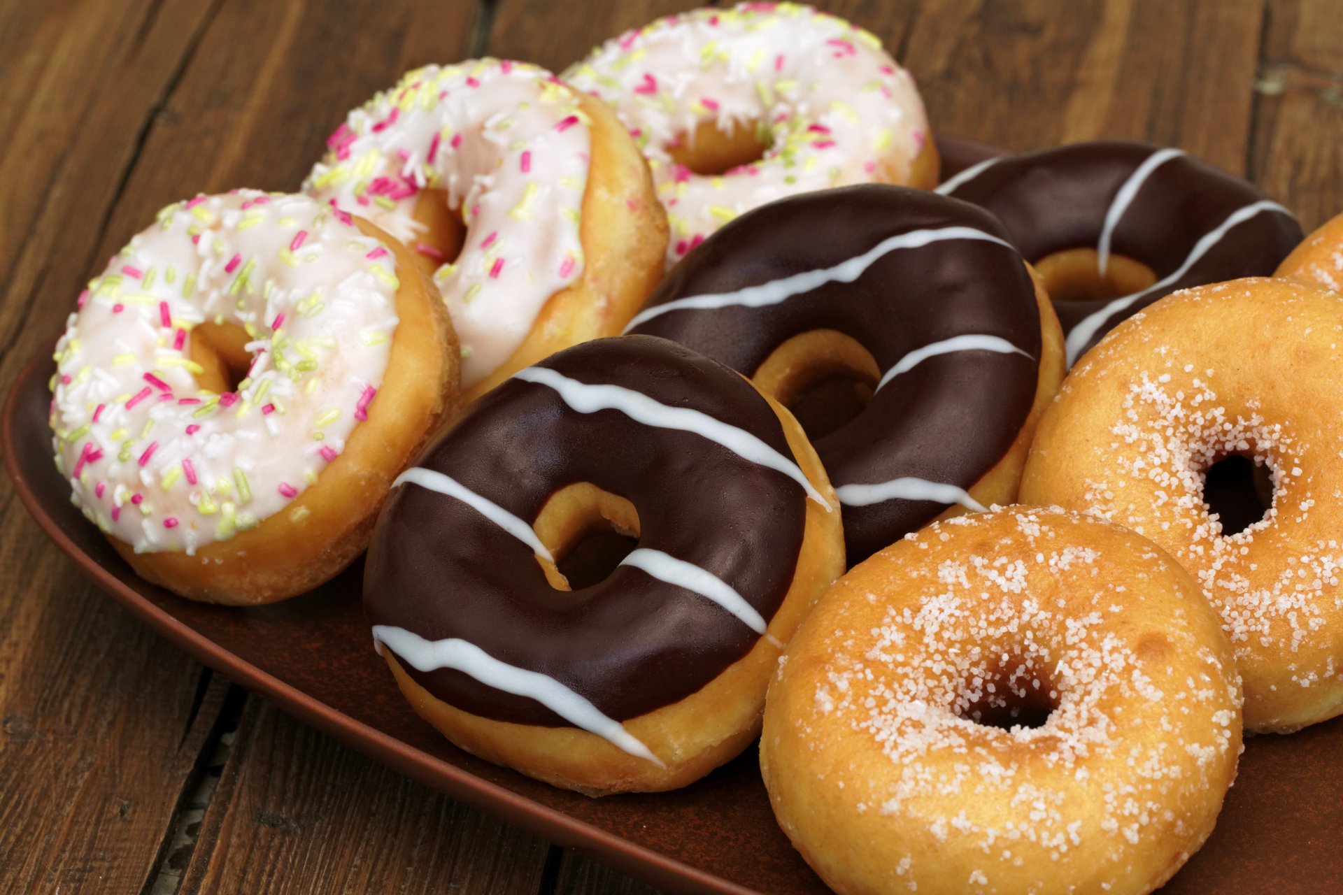 donas pasteles panecillos dulce chocolate glaseado polvo postre bandeja