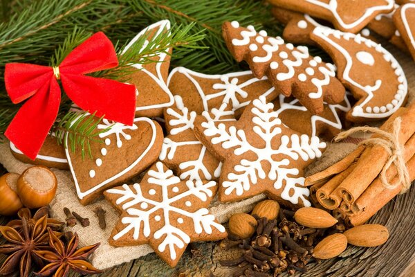 Galletas de Navidad con glaseado debajo del árbol de Navidad