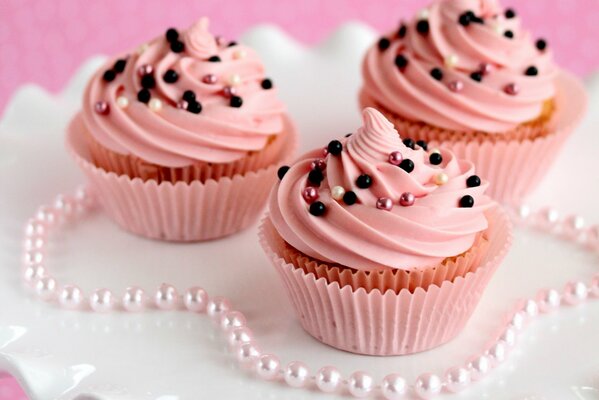 Muffins con crema rosa. Postre dulce