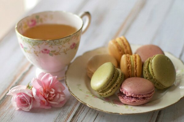Pareja de té con rosas y galletas macaroon