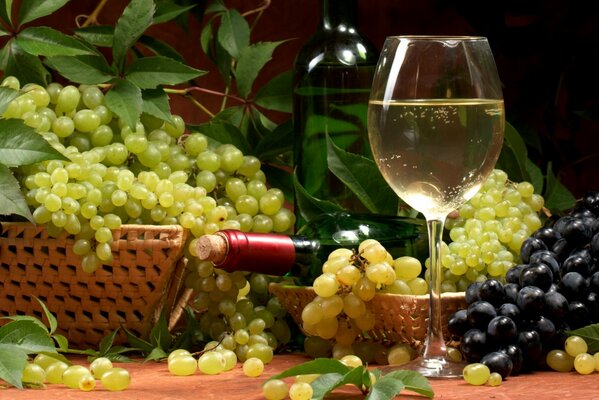 Vino cocido y uvas