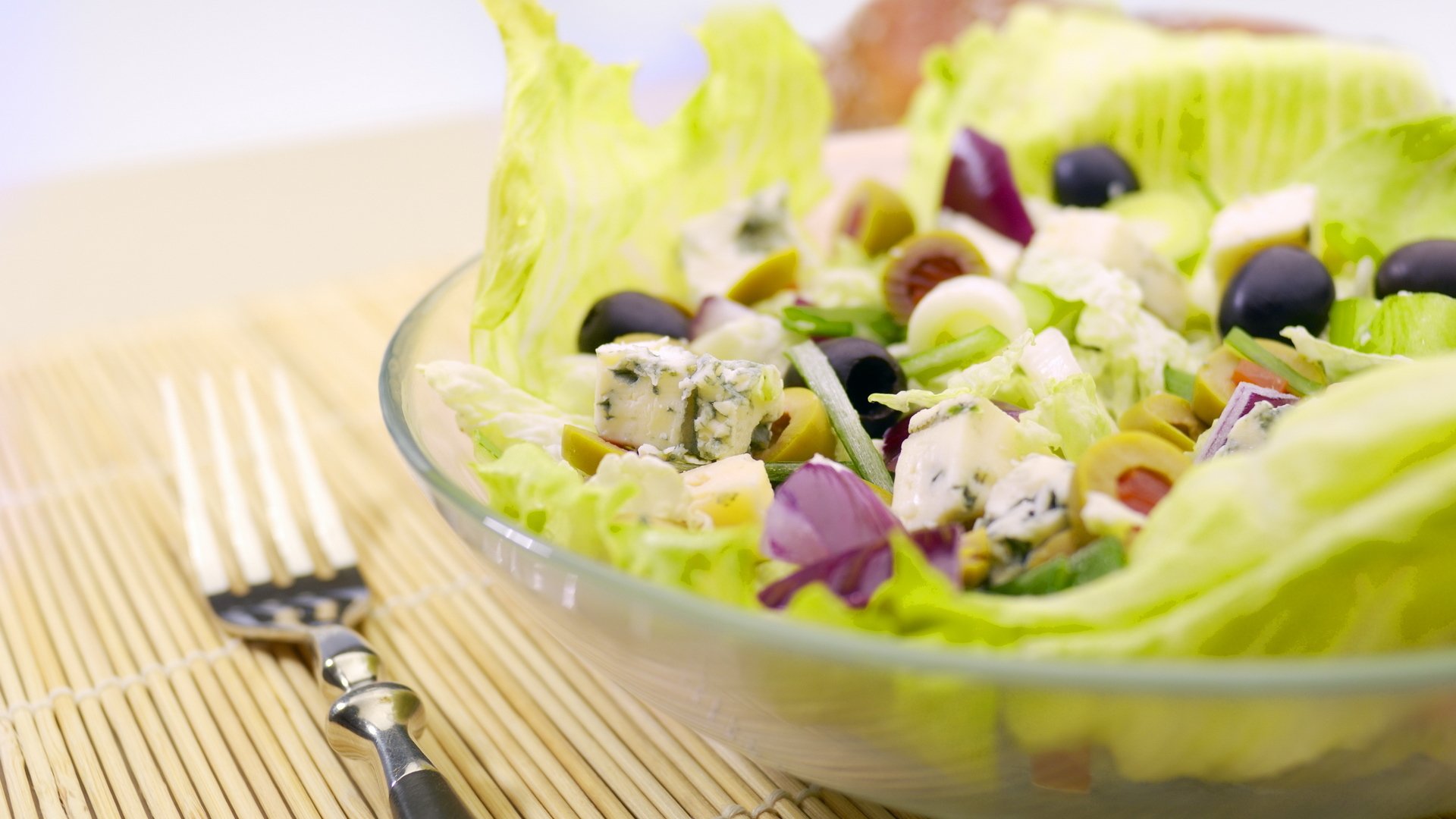 comida ensalada saludable verduras verduras aceitunas tenedor plato