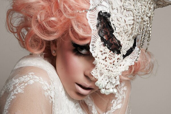 Lady Gaga con sombrero de encaje