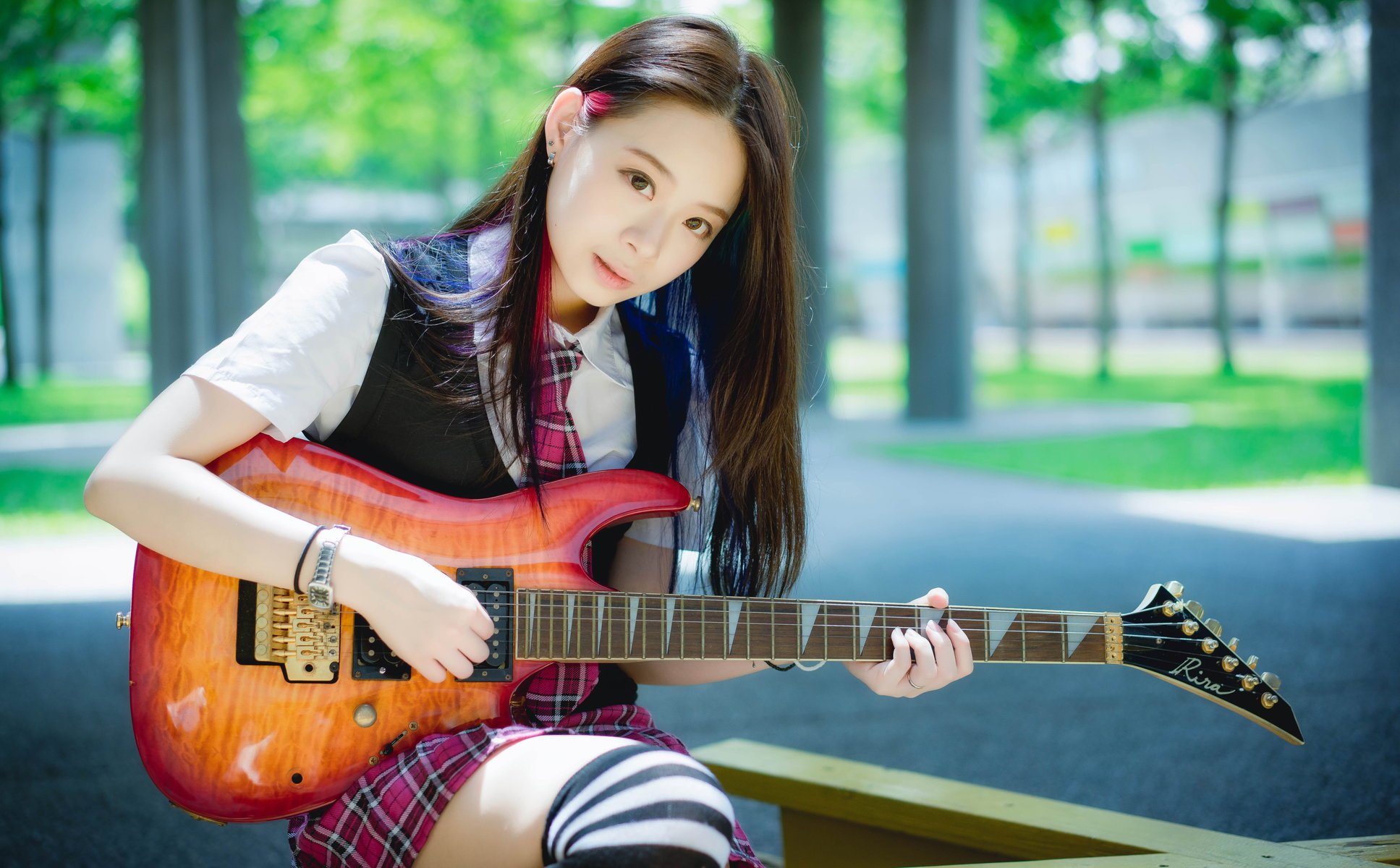 guitarrista oriental chica
