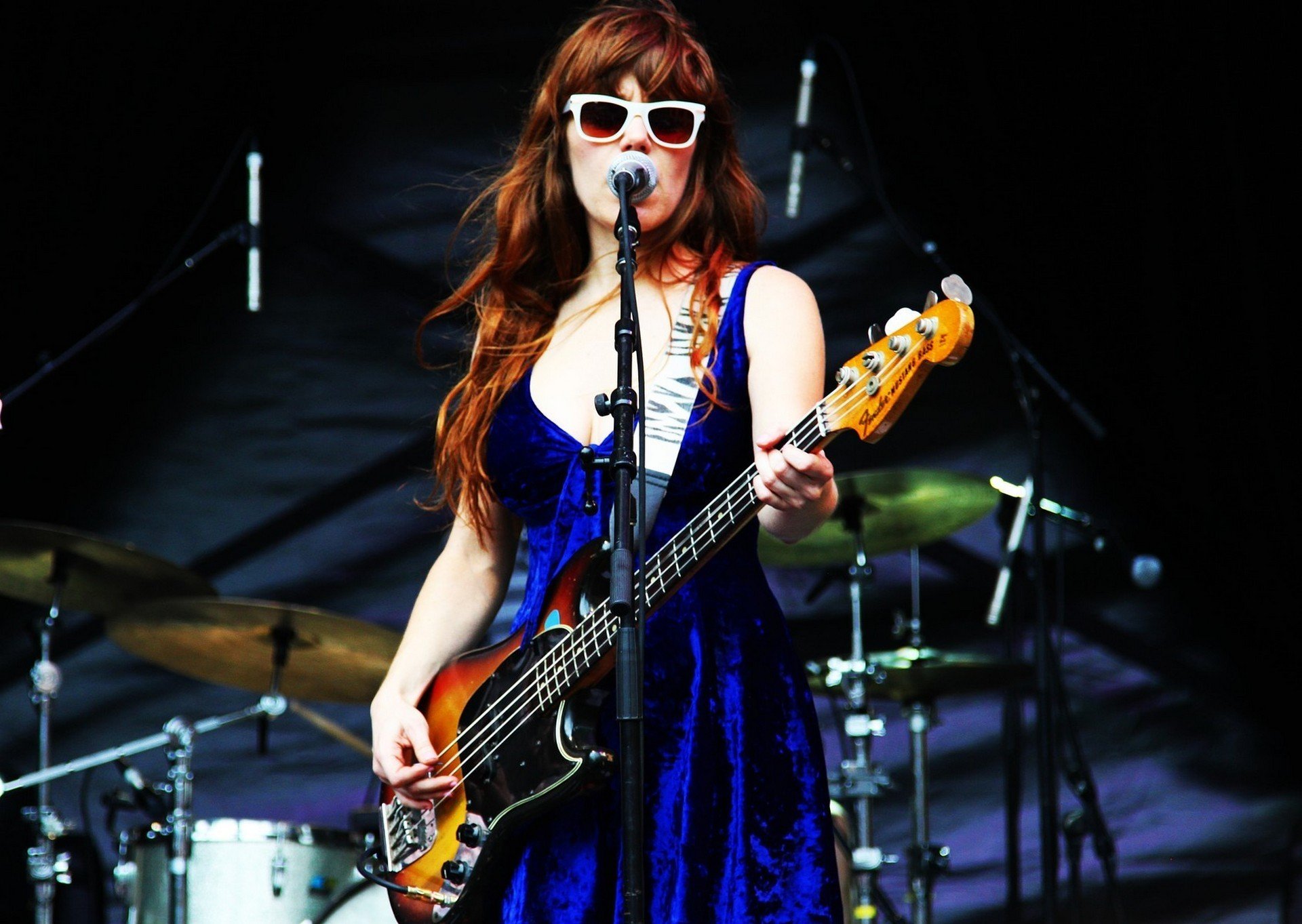 jenny lewis chica cantante guitarra escenario micrófono foto