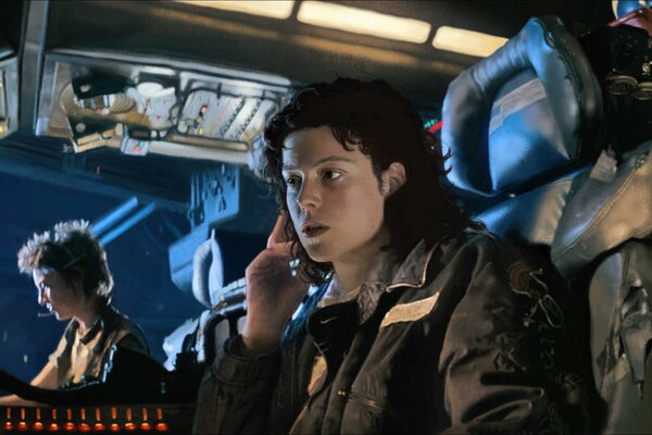 Chica en una nave espacial en el espacio