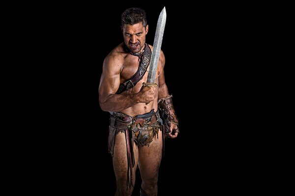 Un hombre guapo con una espada