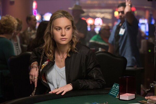 Brie Larson de la película el Jugador en la mesa de cartas en el casino