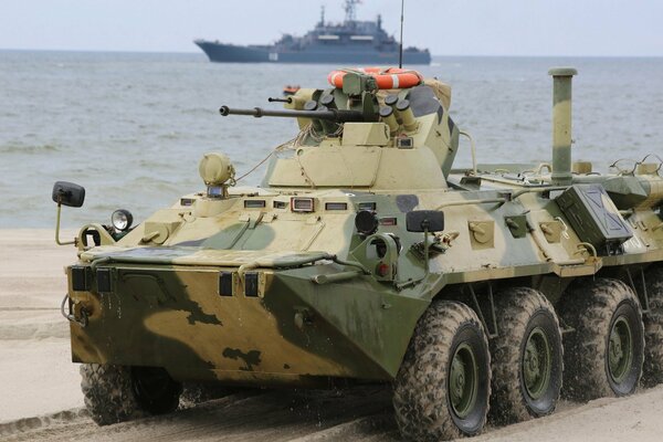 BTR-82 en el fondo de un buque de guerra