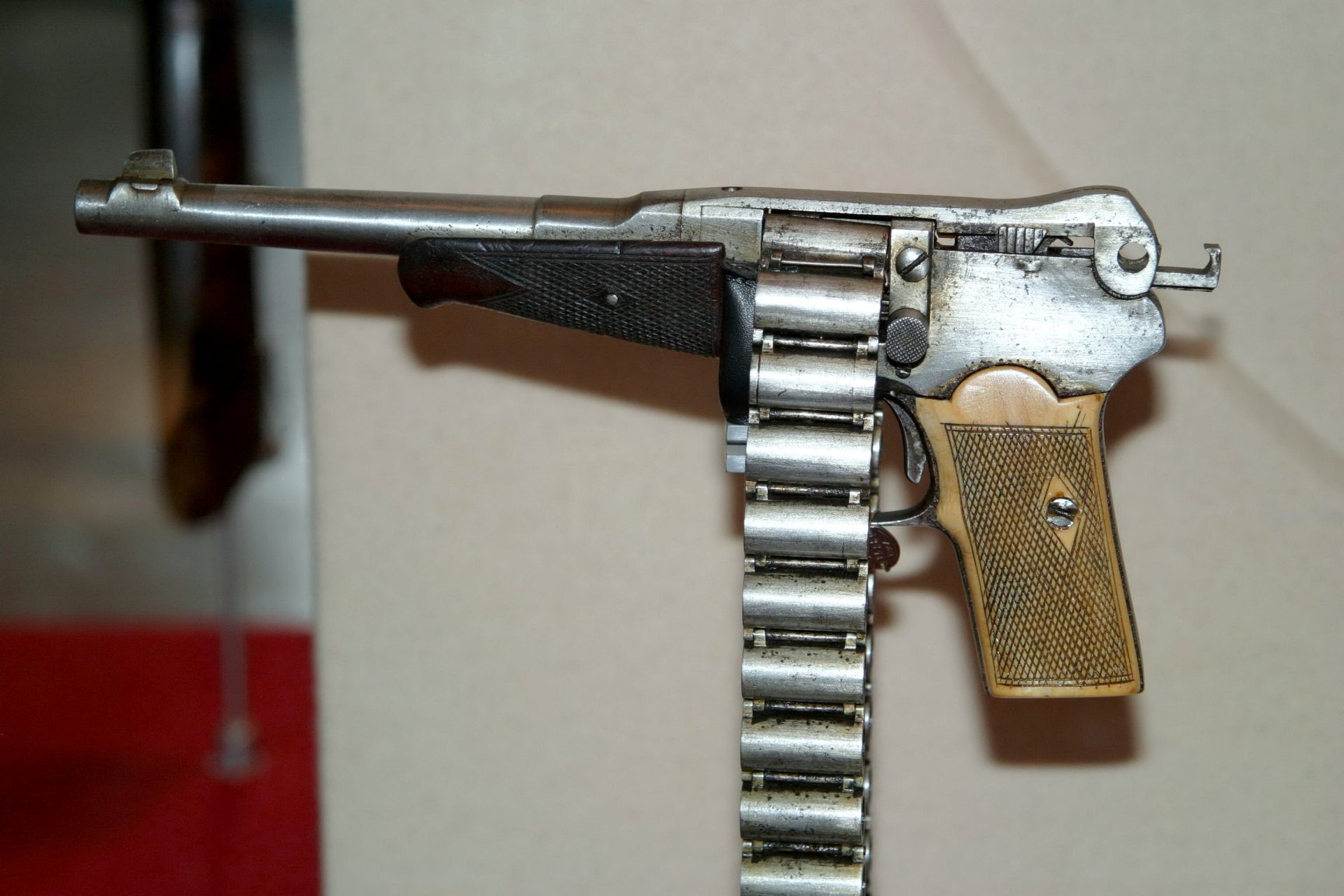 muy interesante arma de fuego arma acción rara muestra hecho en casa pistola única en el mundo lo suficientemente grande calibre cinta alimentación munición original solución alimentación munición ausencia cargador presencia antebrazo corto cañón cinta k