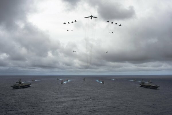 Una manada de aviones vuela sobre buques de guerra