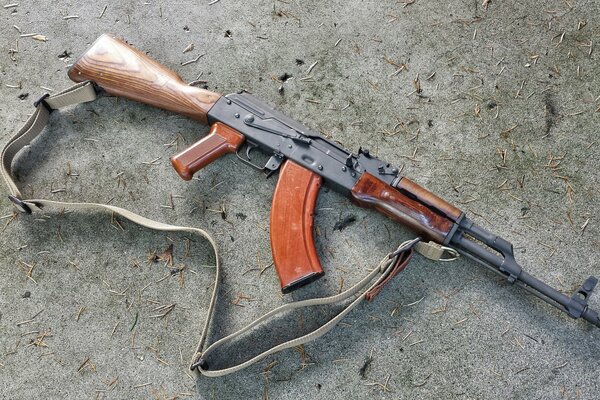 Foto del rifle de asalto Kalashnikov en el Suelo