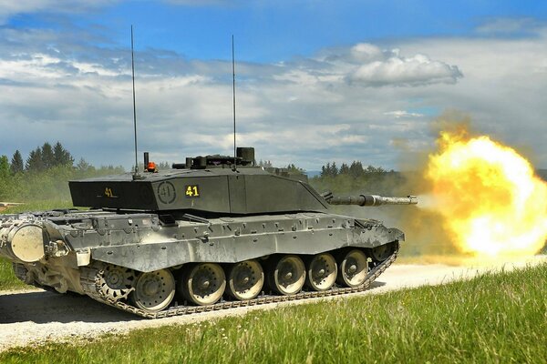 El tanque hace una salva