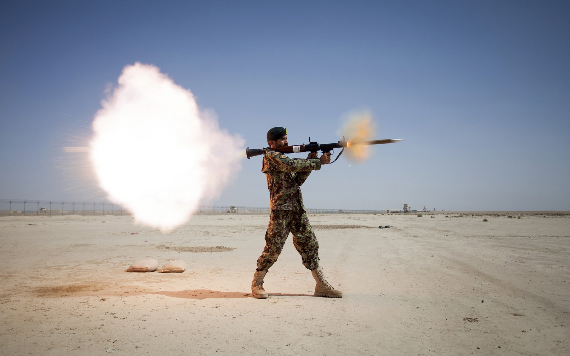 rpg lanzagranadas arma soldado explosión cielo campo