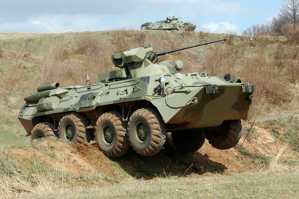 Sucio BTR-82am en el campo de Rusia