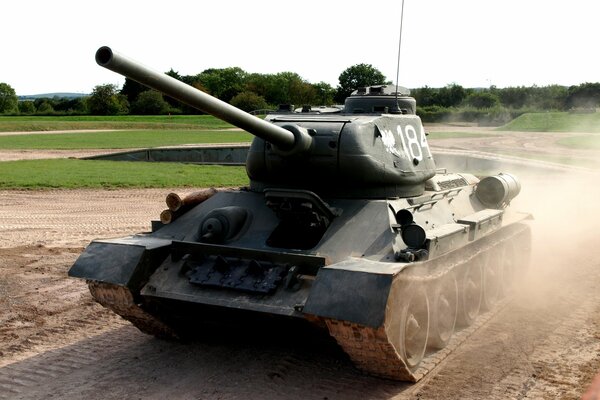 Un tanque soviético viaja por el camino