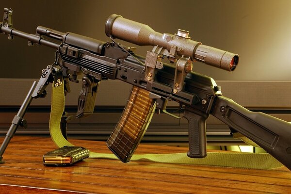 Fusil Kalashnikov con óptica