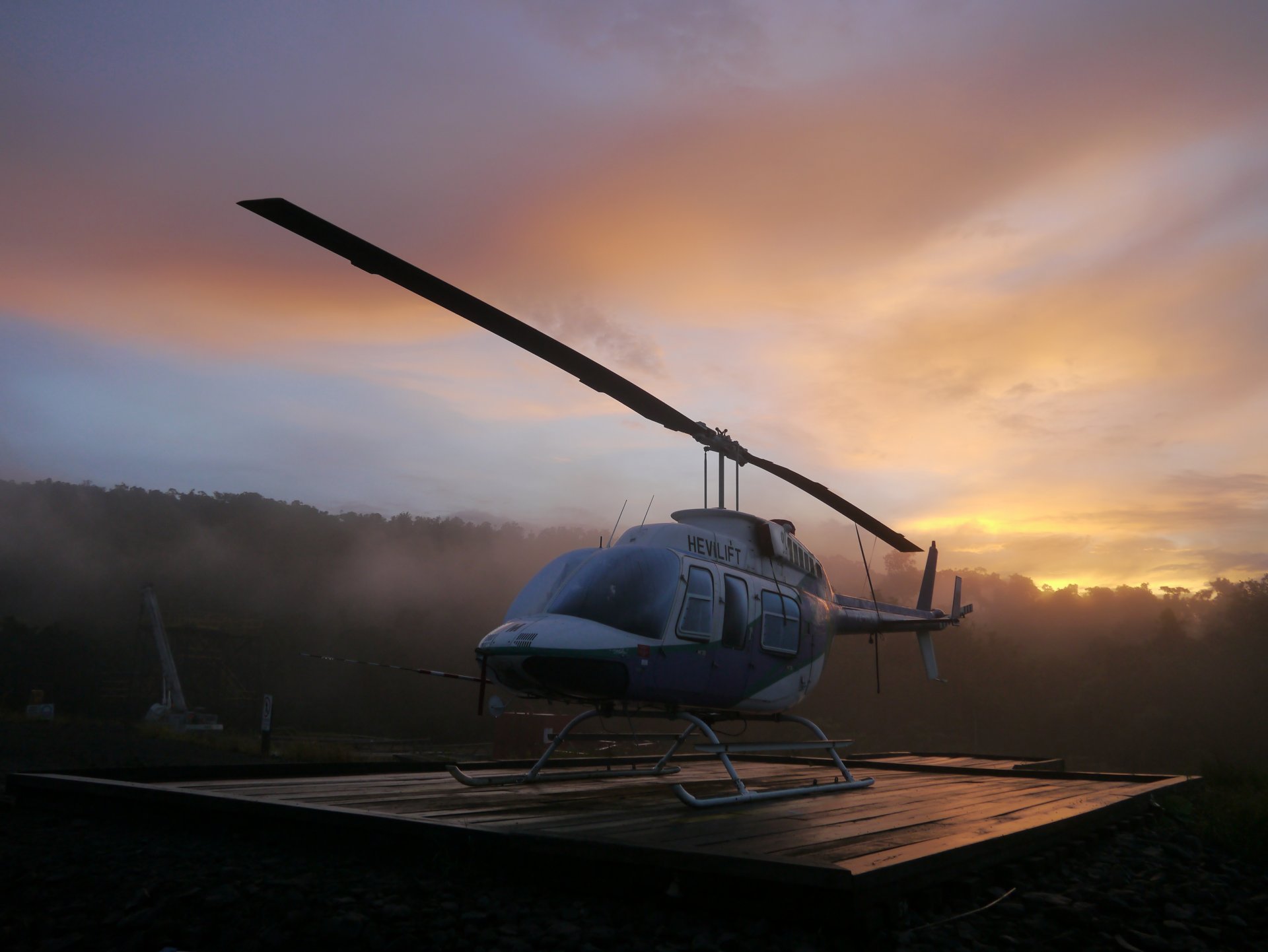 helicóptero helicóptero campana longranger selva mañana escena png