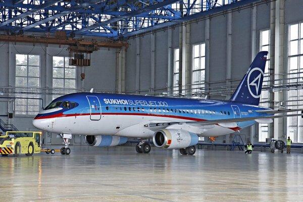 Avión de pasajeros ruso parado en un hangar