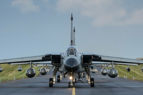 Avión militar en la pista