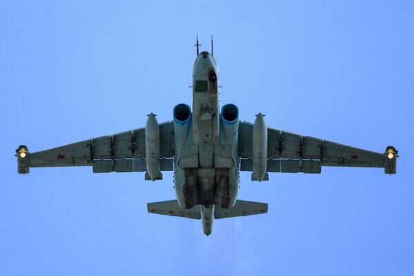 El avión de ataque subsónico blindado su-25 vuela en el cielo azul