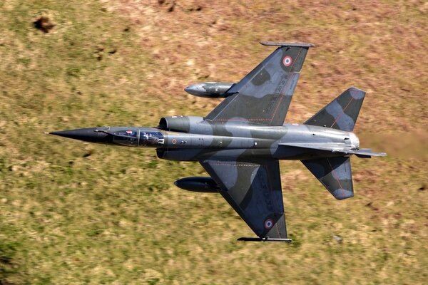 Avión de combate en vuelo