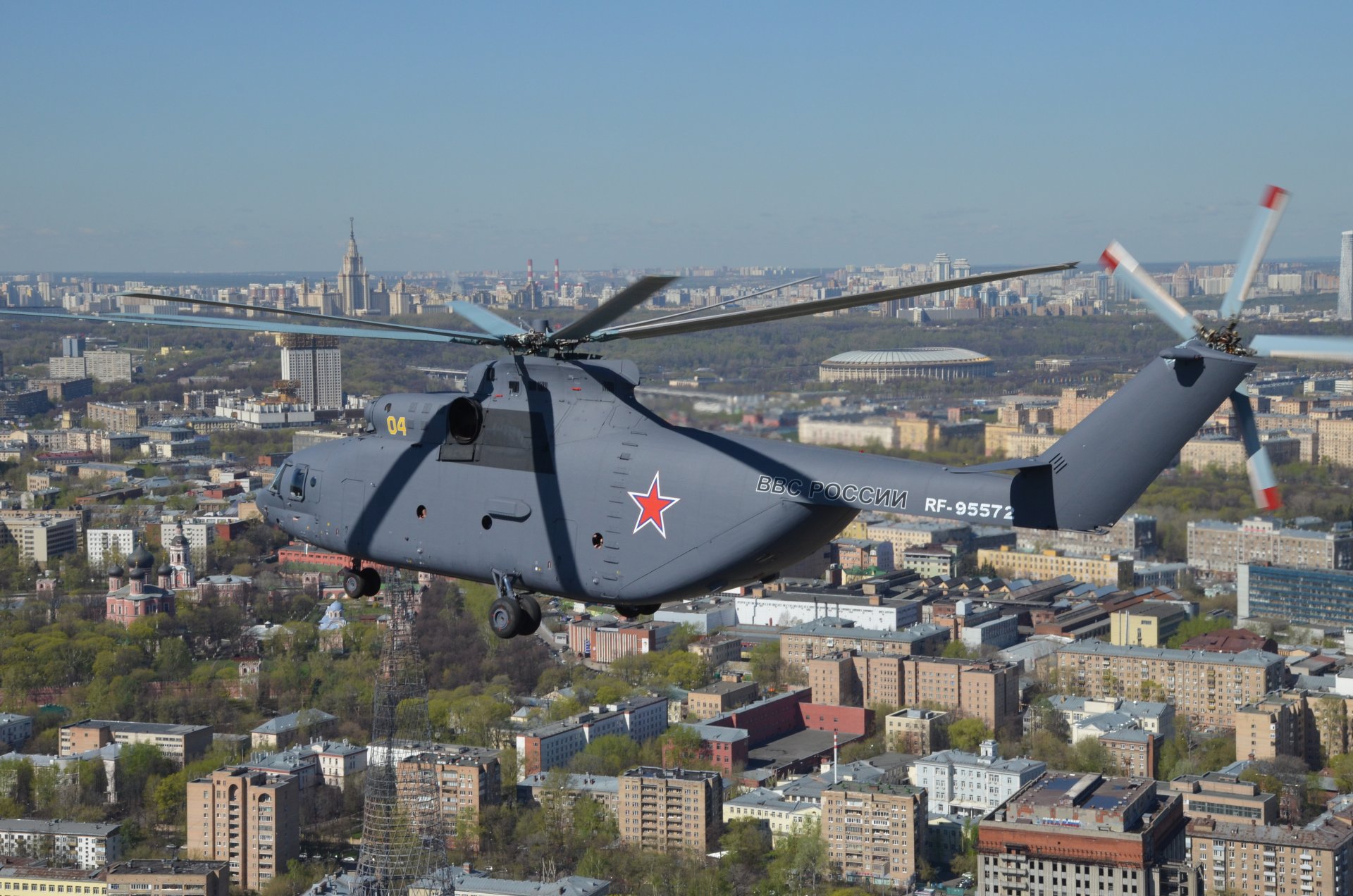 mi-26 la fuerza aérea de rusia ciudad moscú vista desde arriba stalin rascacielos torre shukhova mi-26 fuerza aérea rusa vuelo helicóptero ver popular stalin rascacielos shukhov