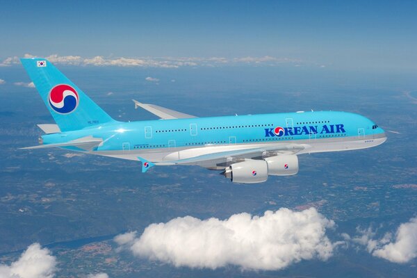 Avión Airbus de Korean Airlines en el cielo regional