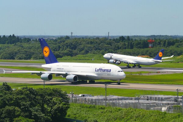 Dos aviones blancos se paran en la pista