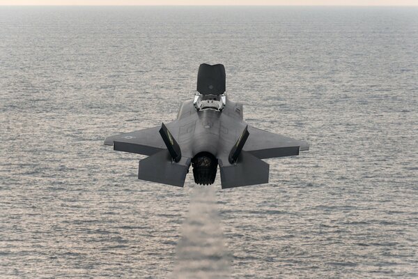 Bombardero de combate vuela sobre el mar