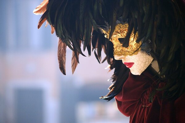 Carnaval veneciano. máscara de plumas dorada cerrada y hermosa