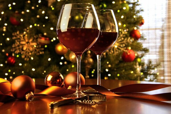 Decoración de mesa festiva con bolas y copas de vino