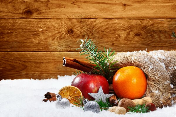 Mandarinas cubiertas de nieve en Navidad