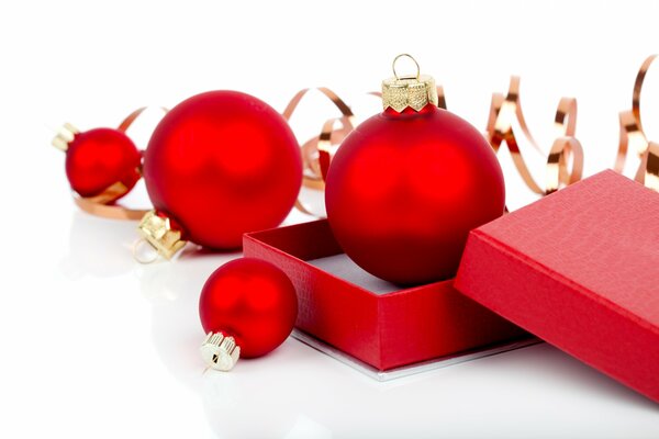 Bolas rojas de Navidad esmeriladas en una Caja
