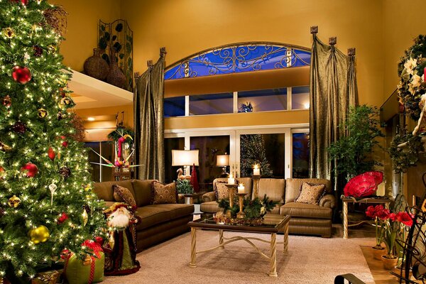 Diseño interior de Navidad con velas y árbol de Navidad