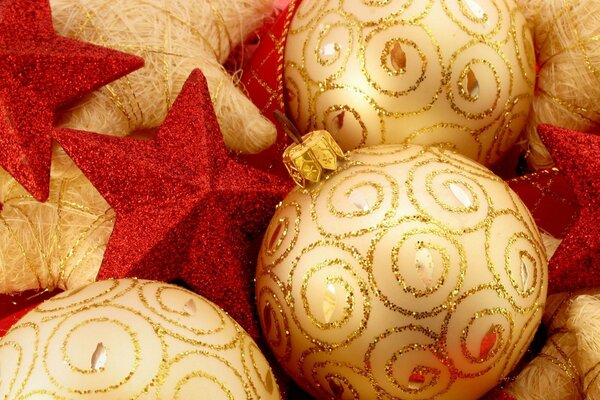 Bolas de oro con estrellas rojas