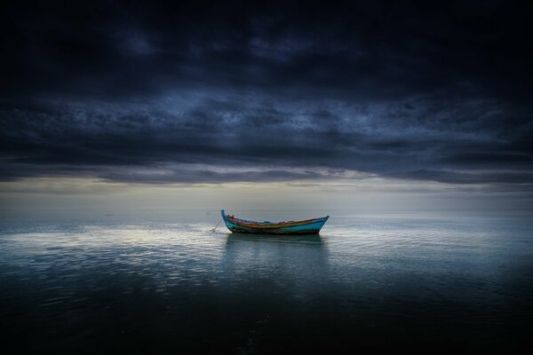 Barco en el mar en el horizonte
