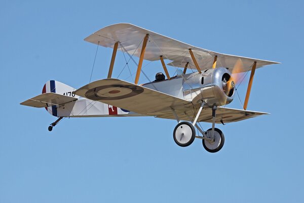 Hermosa foto de un avión en el cielo de la primera guerra mundial