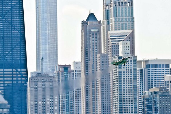 Dentro de la ciudad, un luchador realiza maravillas de acrobacias aéreas