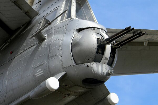 Arma militar tu-85ms en el caso