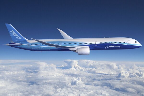 Avión azul volando sobre las nubes