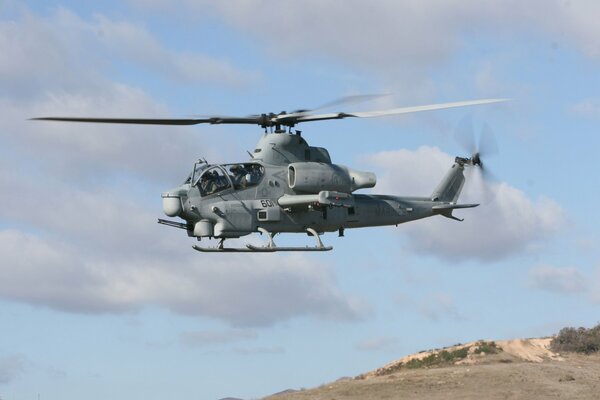 El helicóptero vuela bajo grande